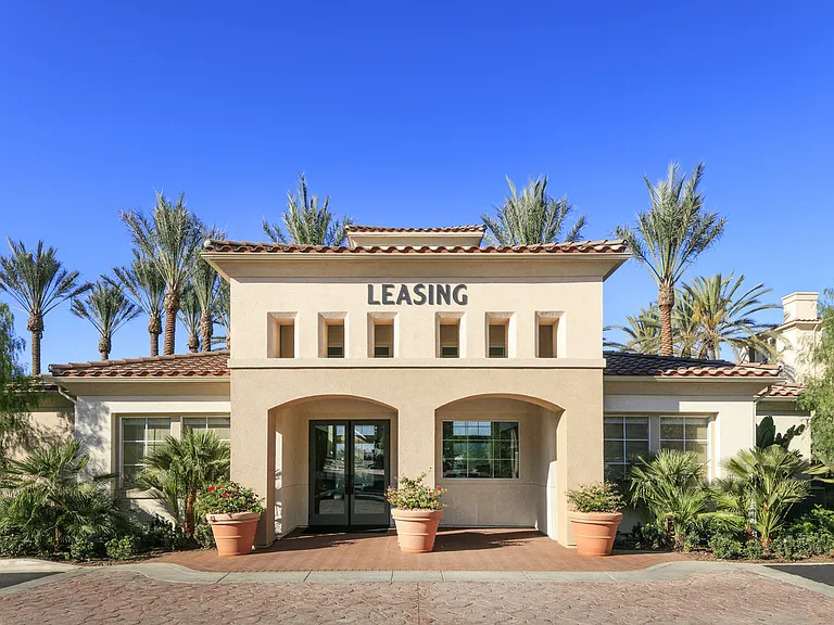 Las Flores Apartment Homes — Photo 15