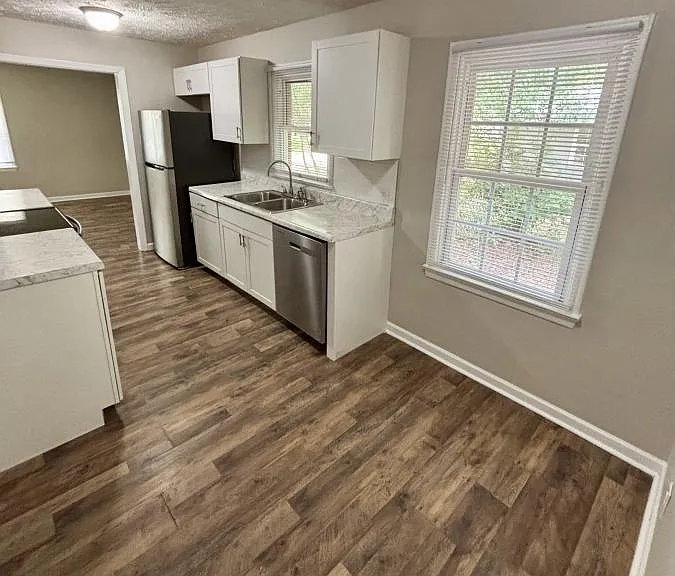 330 Richmond Dr — Photo 6