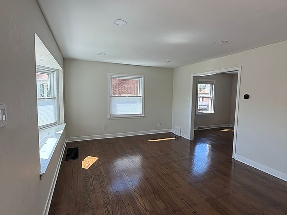 3rd image of 305 Fairbanks Pl