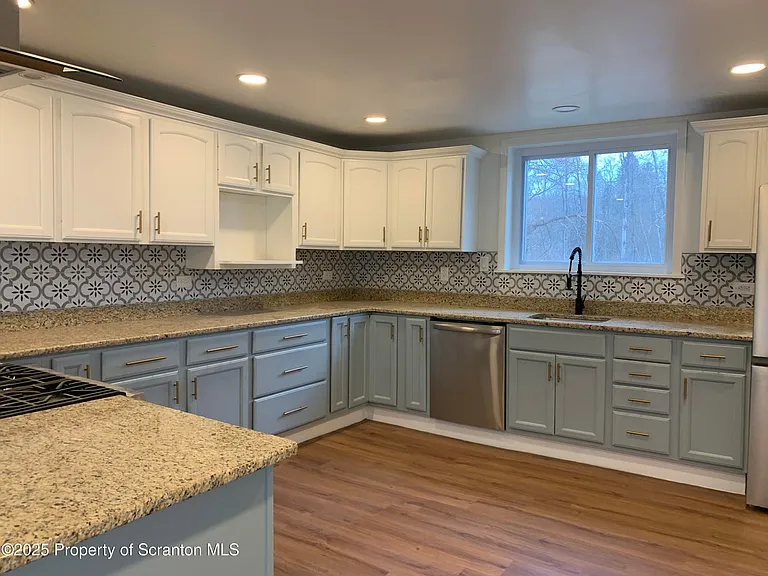 318 Simrell Rd — Photo 4