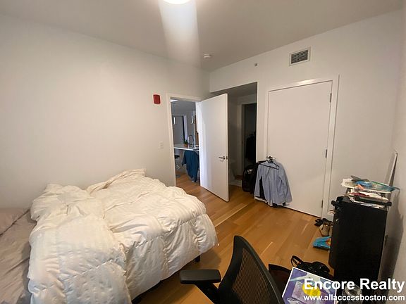 3rd image of 150A Camden St #504