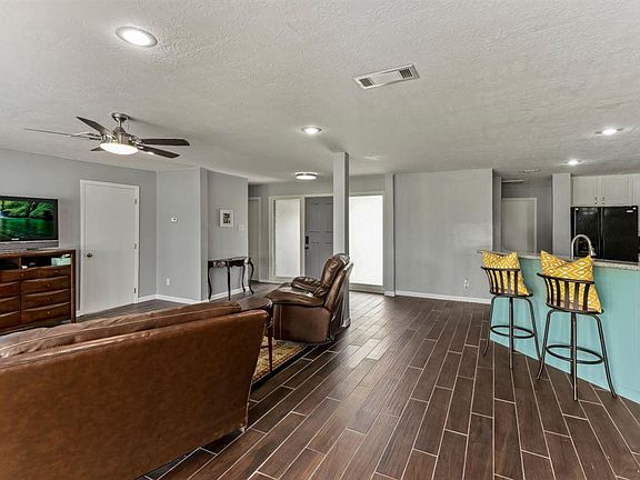4th image of 102 Country Club Dr