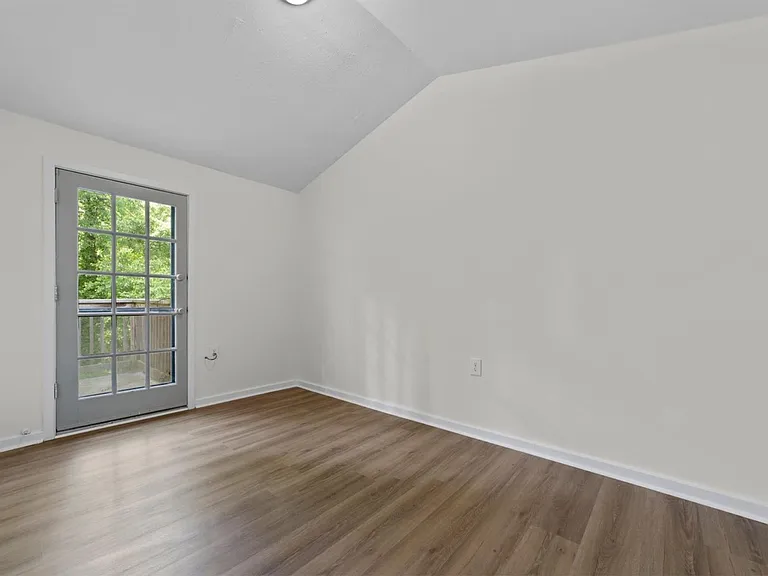 1304 Buckingham Rd — Photo 5