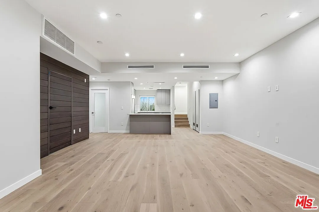 2 bed, 2.0 bath, 1151 sqft, $5,890 — Photo 3