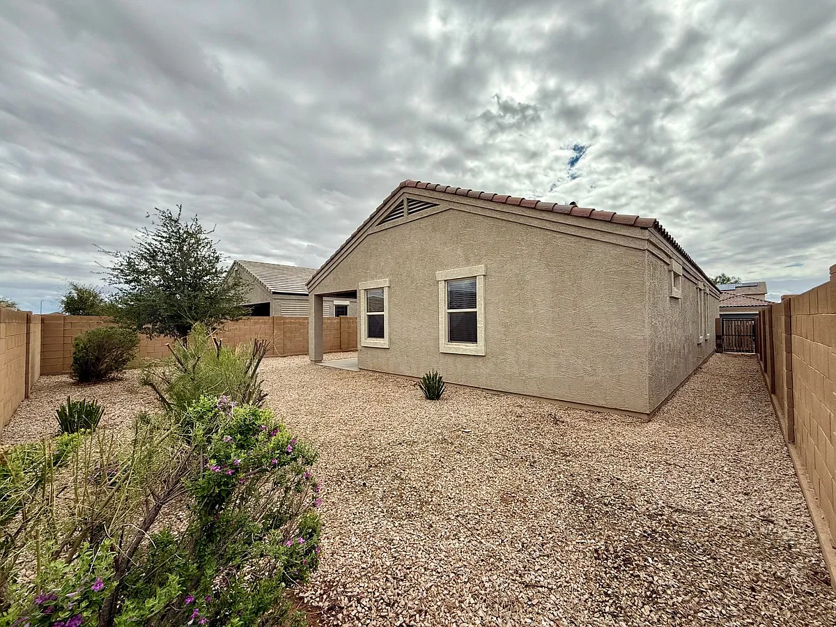 4 bed, 2.0 bath, 1716 sqft, $1,699 — Photo 2