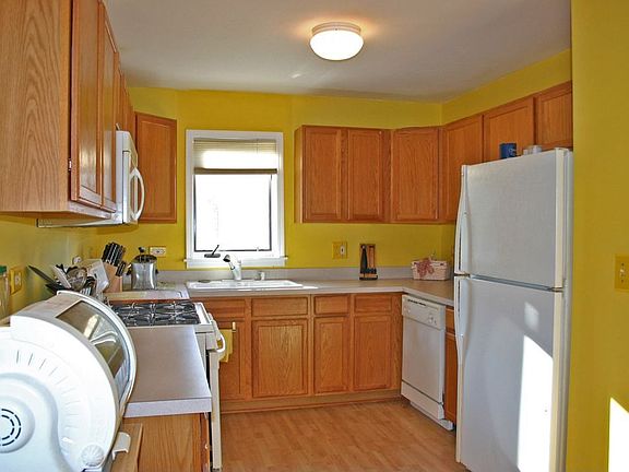 Bright & Sunny Kitchen