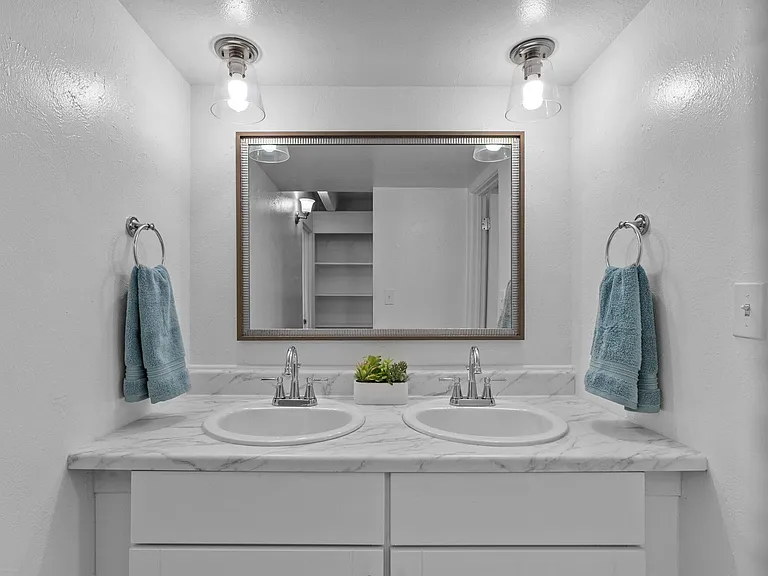 2401 S Gaylord St #204 — Photo 16