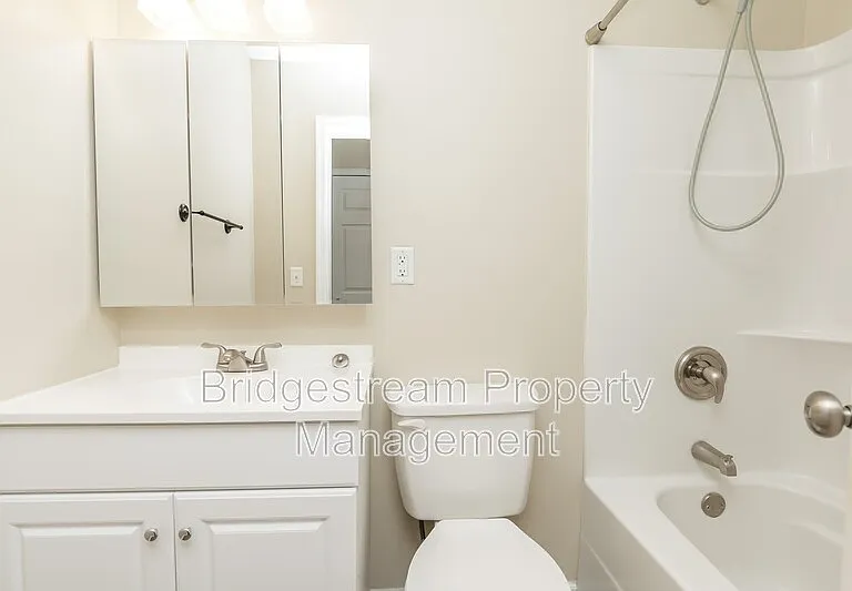 340 Walnut St — Photo 10