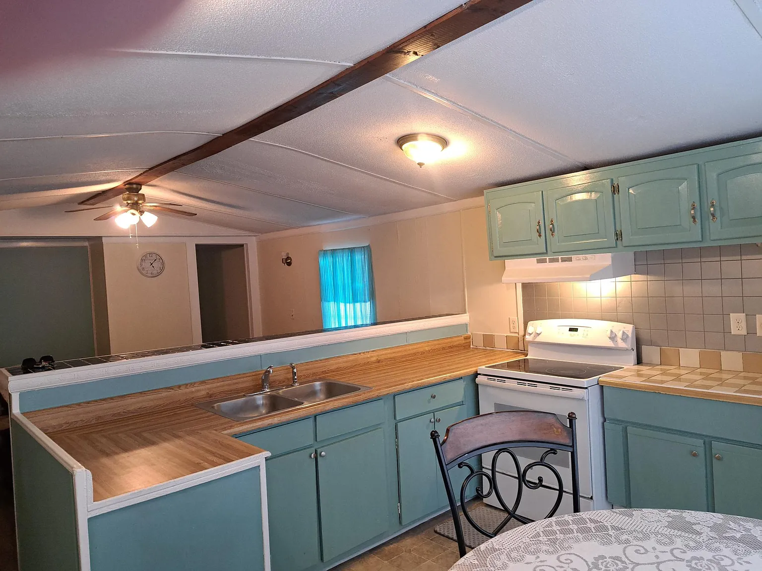 2 bed, 700 sqft, $1,000 — Photo 2