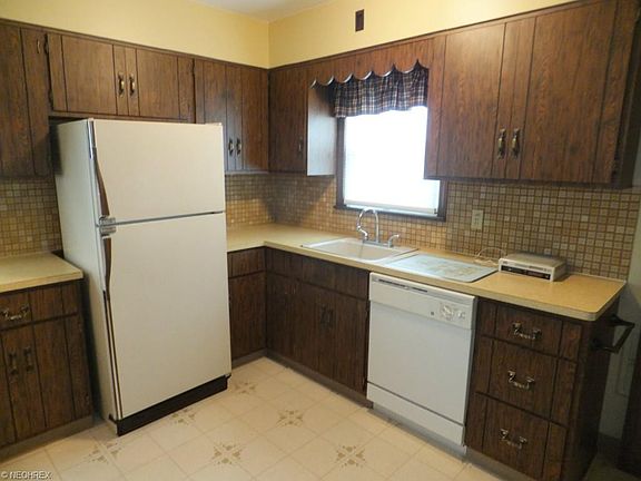 4th image of 9300 Morton Ave