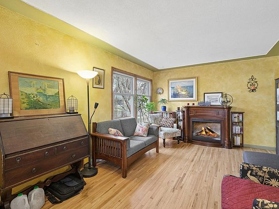 2nd image of 1946 Dorothea Ave