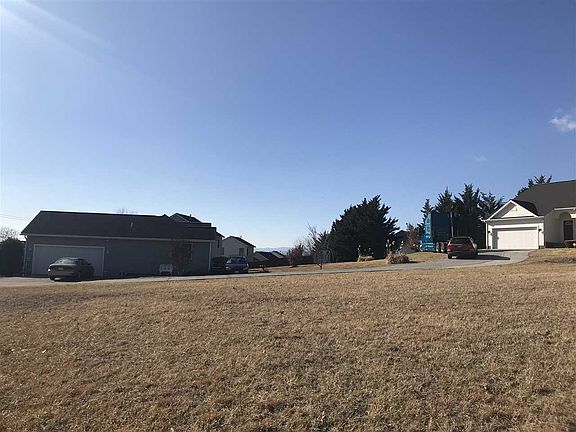 3rd image of 1280 King Edwards Way
