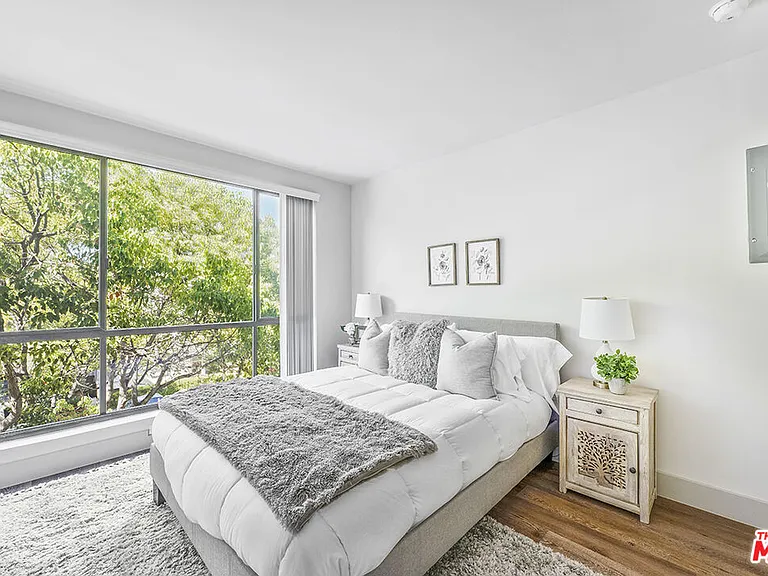 821 E 3rd St #209 — Photo 7