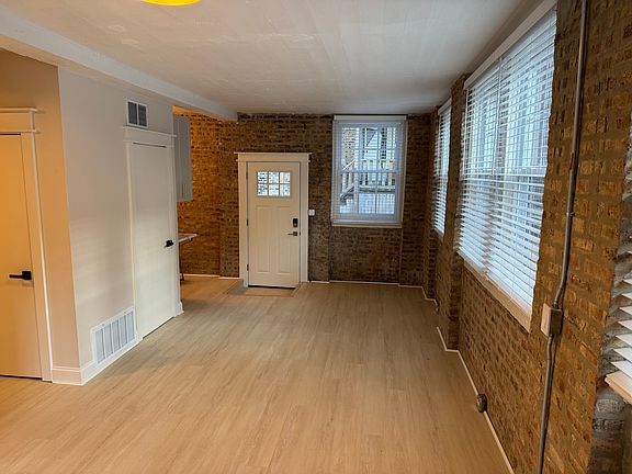 4th image of 322 W Evergreen Ave #C