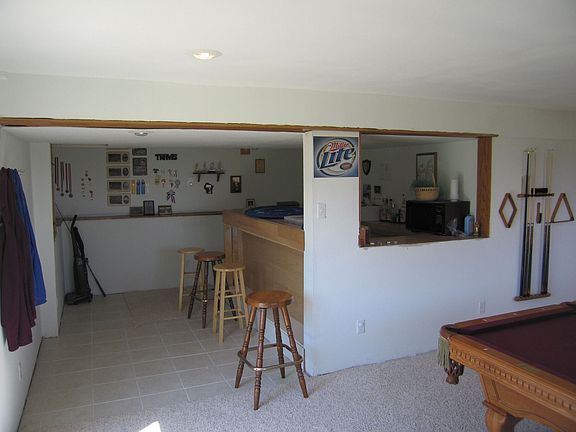 Finished basement w/ bar