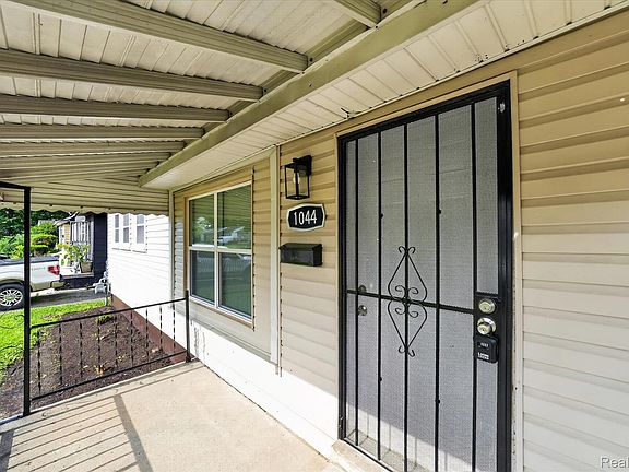 2nd image of 1044 Magnolia Dr