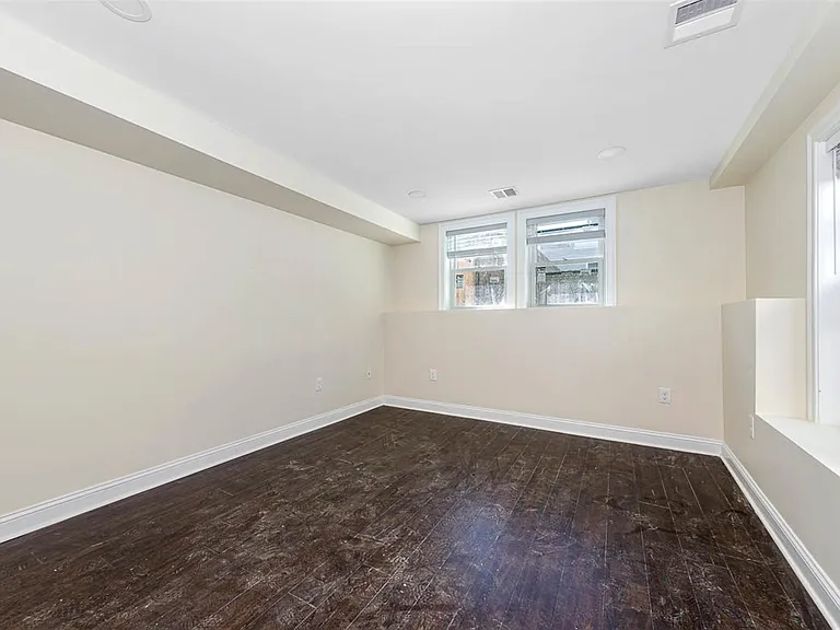 72 Stanley Ave — Photo 10