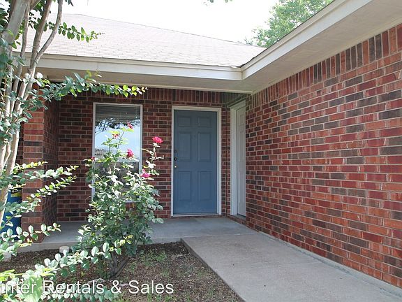 2nd image of 923 Rosewood Dr APT B