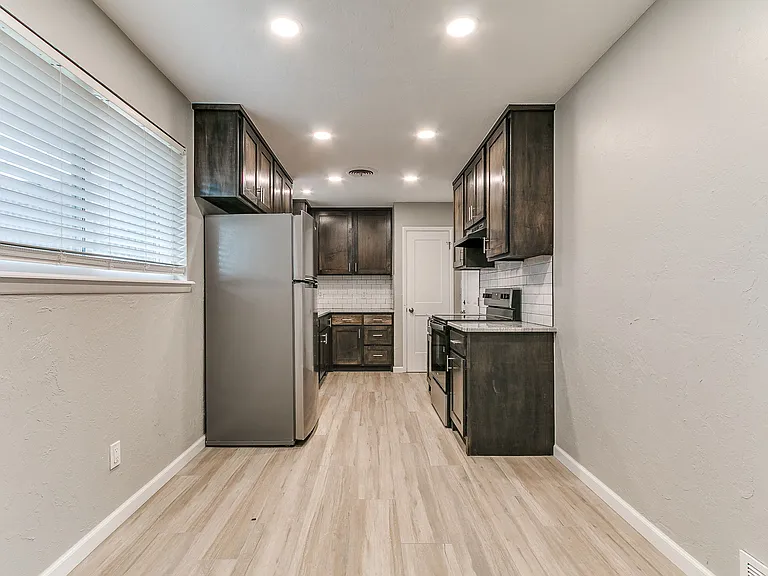 202 Thompson Dr — Photo 6