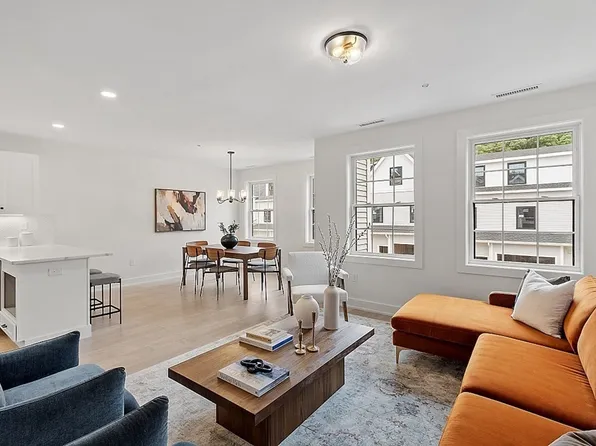 100 Albion Rd #403, Bedford, MA 01730