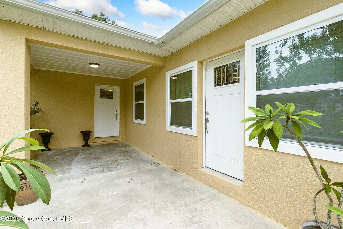 3 bed, 2.0 bath, 1418 sqft, $1,975 — Photo 1