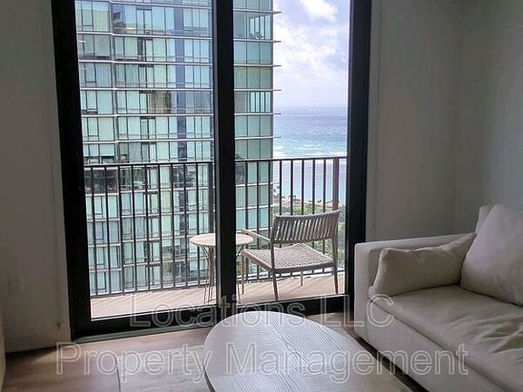 2nd image of 987 Queen St #3806