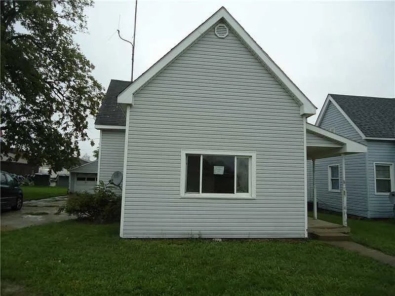 1634 S B St photo 1