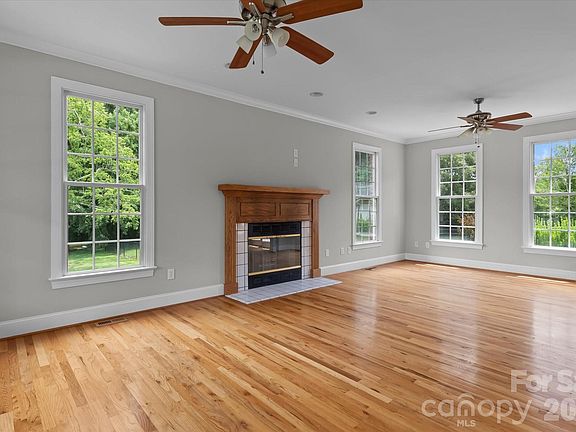 4th image of 136 Summerchase Ln