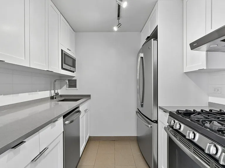 1 Columbus Pl #S35C — Photo 10