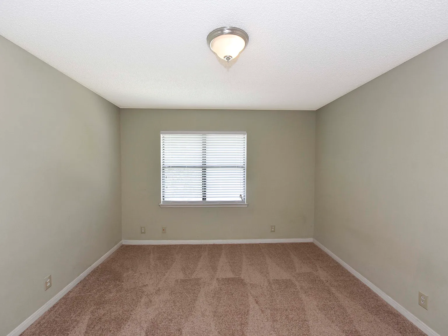 2 bed, 1.5 bath, 850 sqft, $1,049 — Photo 3