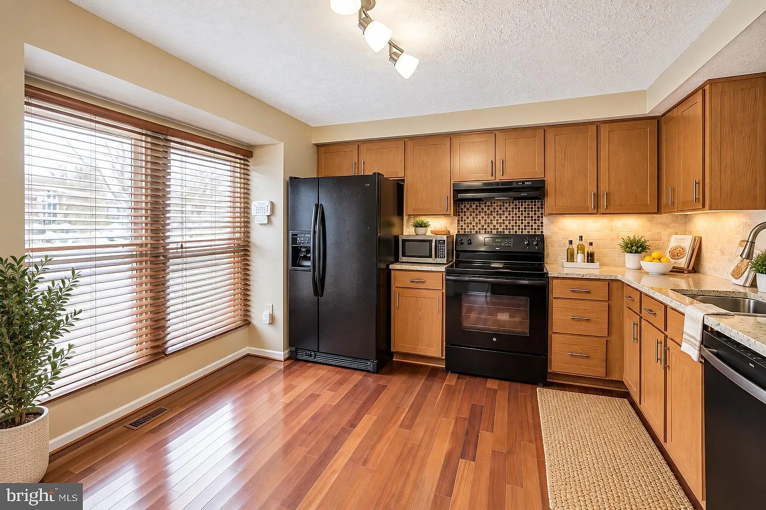 3 bed, 4.0 bath, 1808 sqft, $2,995 — Photo 2