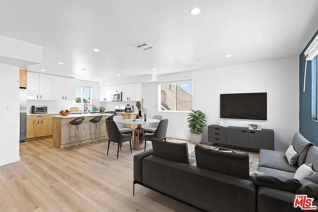 3 bed, 2.0 bath, 1310 sqft, $4,150 — Photo 2