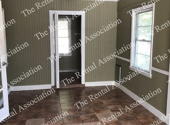 4th image of 709 Center St