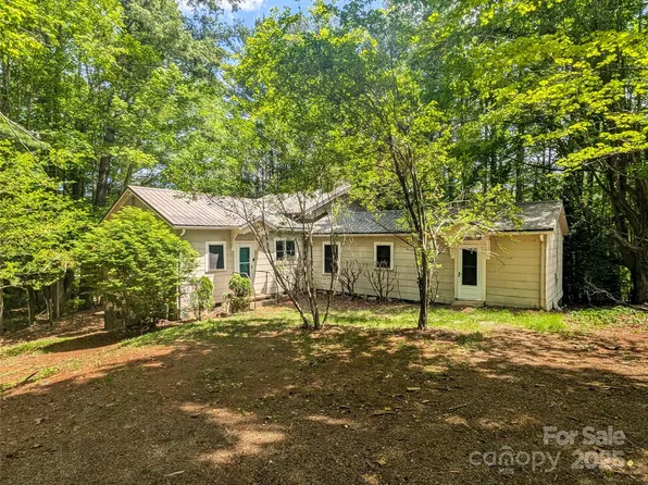 51 Woodland Hills Dr, Burnsville, NC 28714