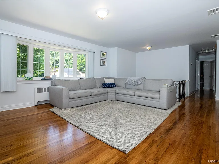 18 Carlyle Pl — Photo 3