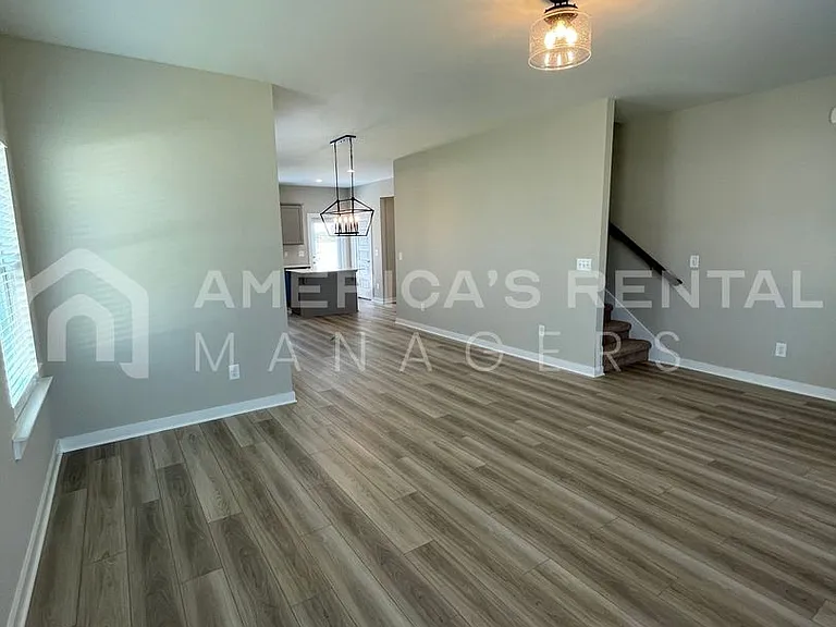 55 Kings Way — Photo 8