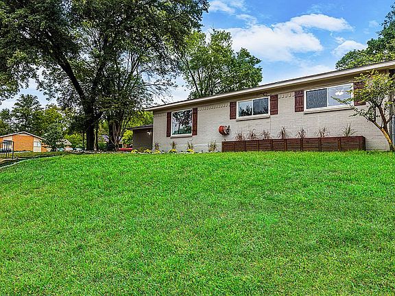 2nd image of 1812 Larkspur Dr
