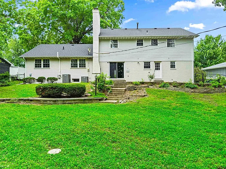 5311 N Woodview Ave — Photo 8