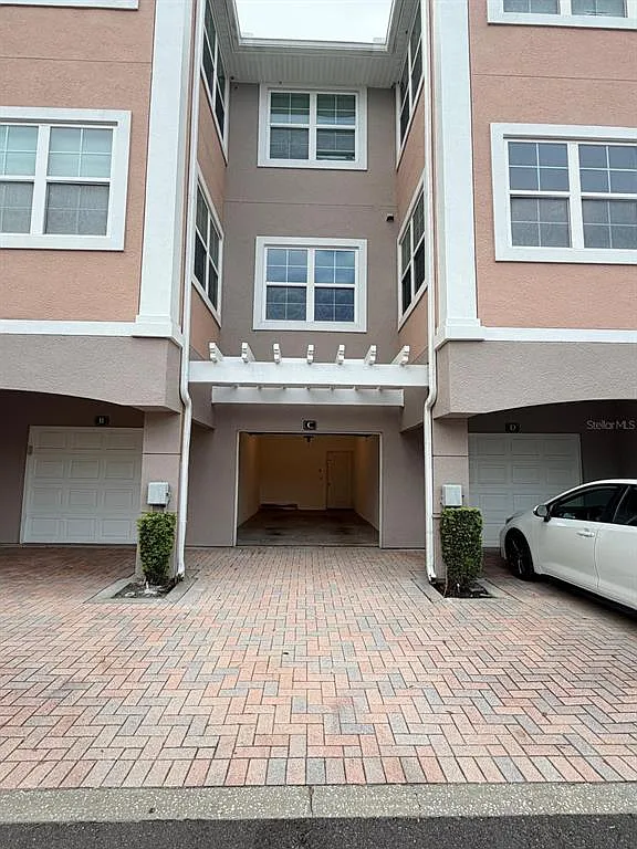 1 bed, 1.0 bath, 945 sqft, $1,550 — Photo 3
