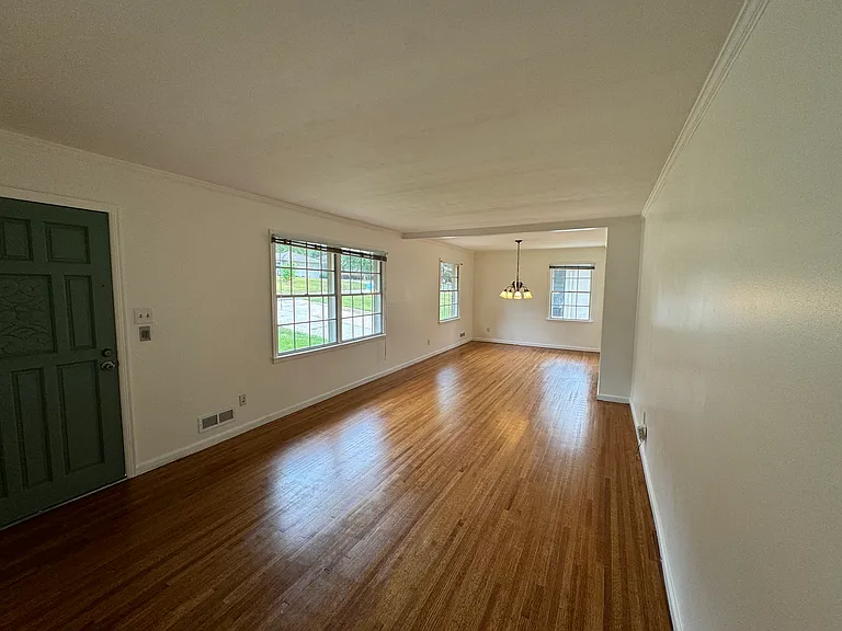 5960 Crestwood Cir — Photo 3