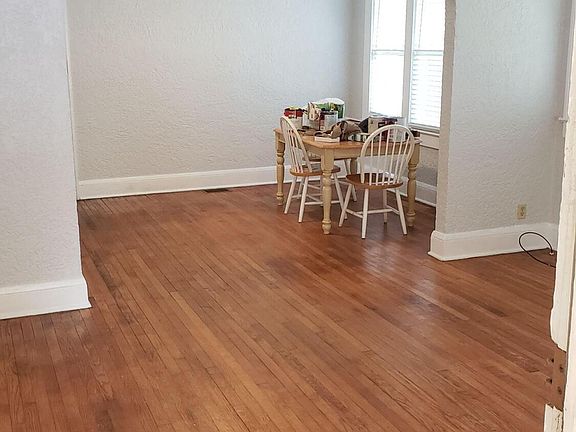 3rd image of 211 E Voorhis Ave
