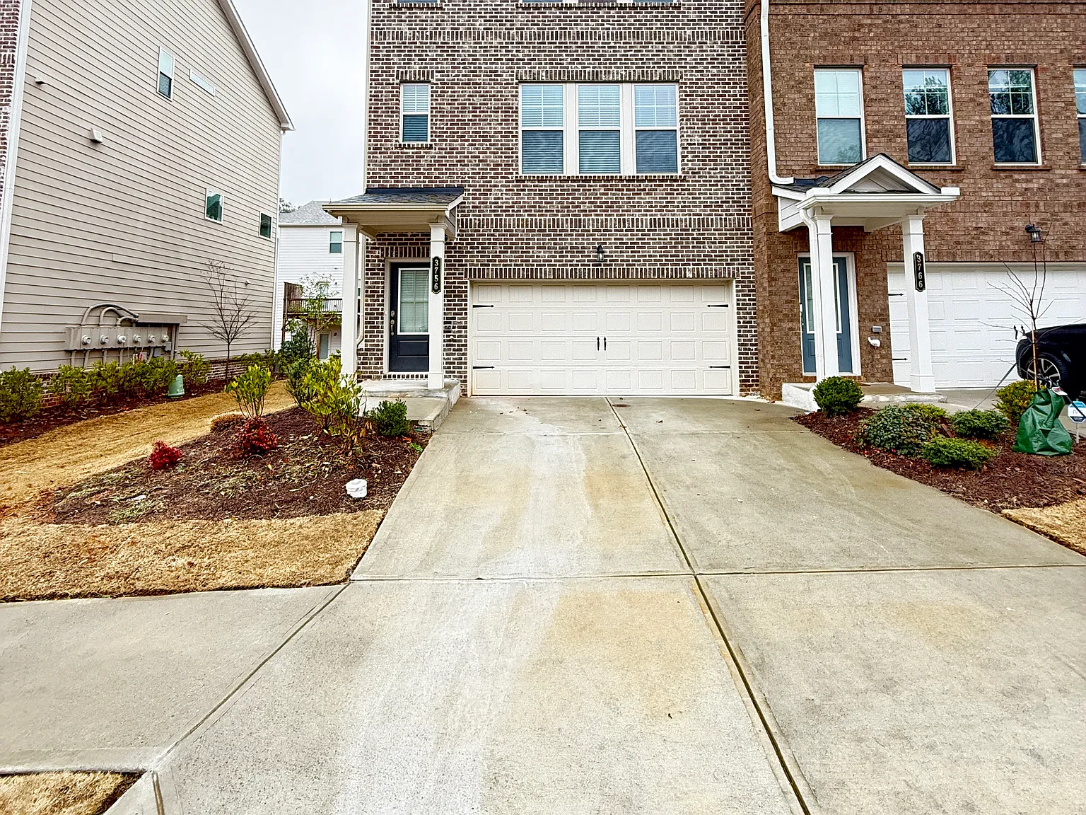 3 bed, 3.5 bath, 2000 sqft, $2,700 — Photo 1