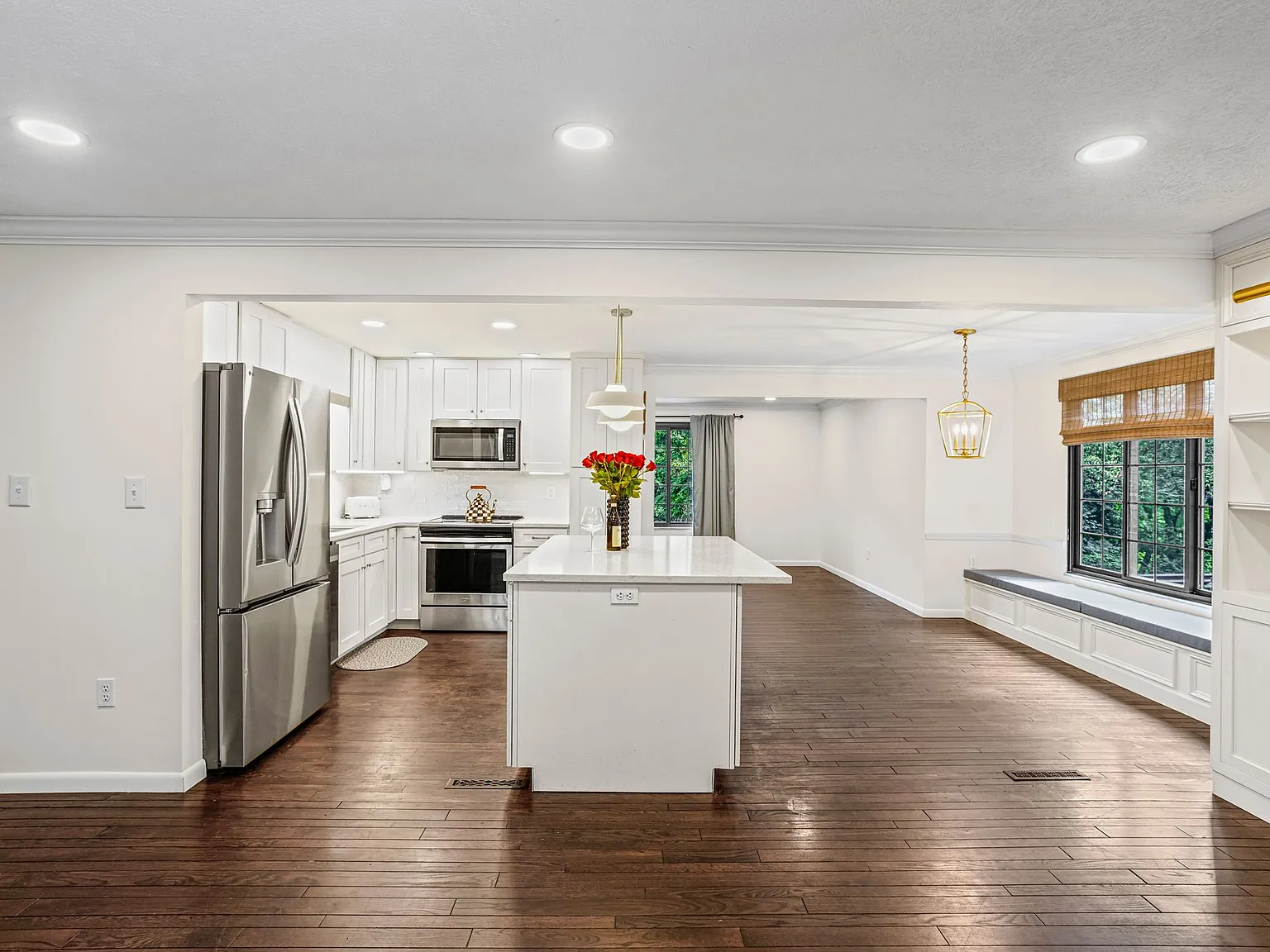3 bed, 2.5 bath, 1922 sqft, $3,300 — Photo 3