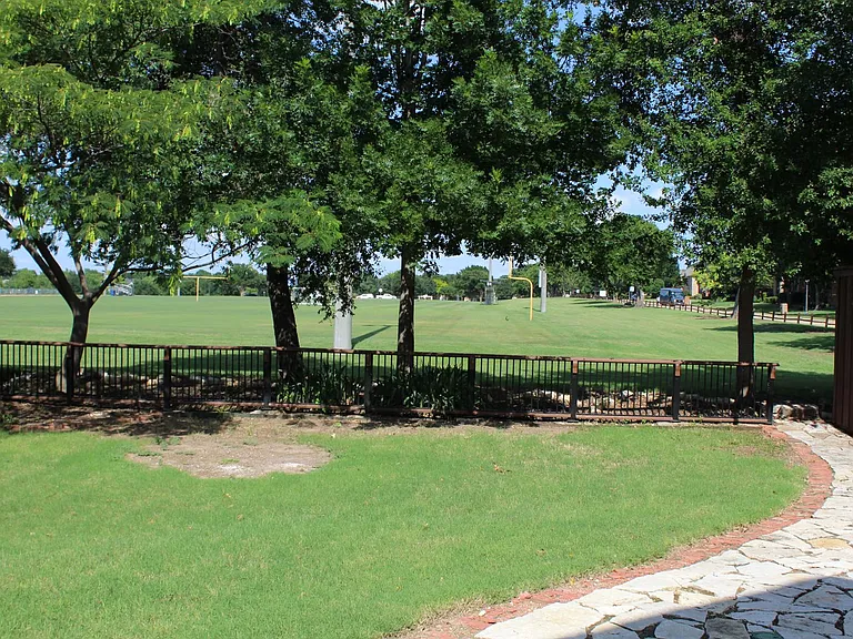 11000 Breezewood Dr — Photo 31