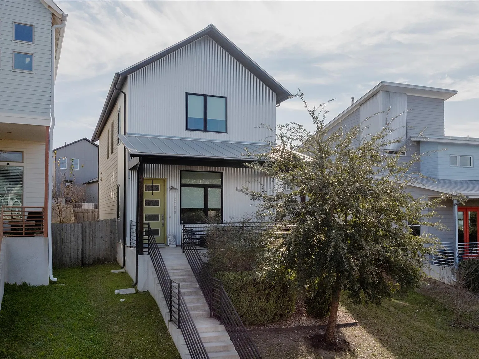 3 bed, 2.5 bath, 2320 sqft, $2,900 — Photo 2
