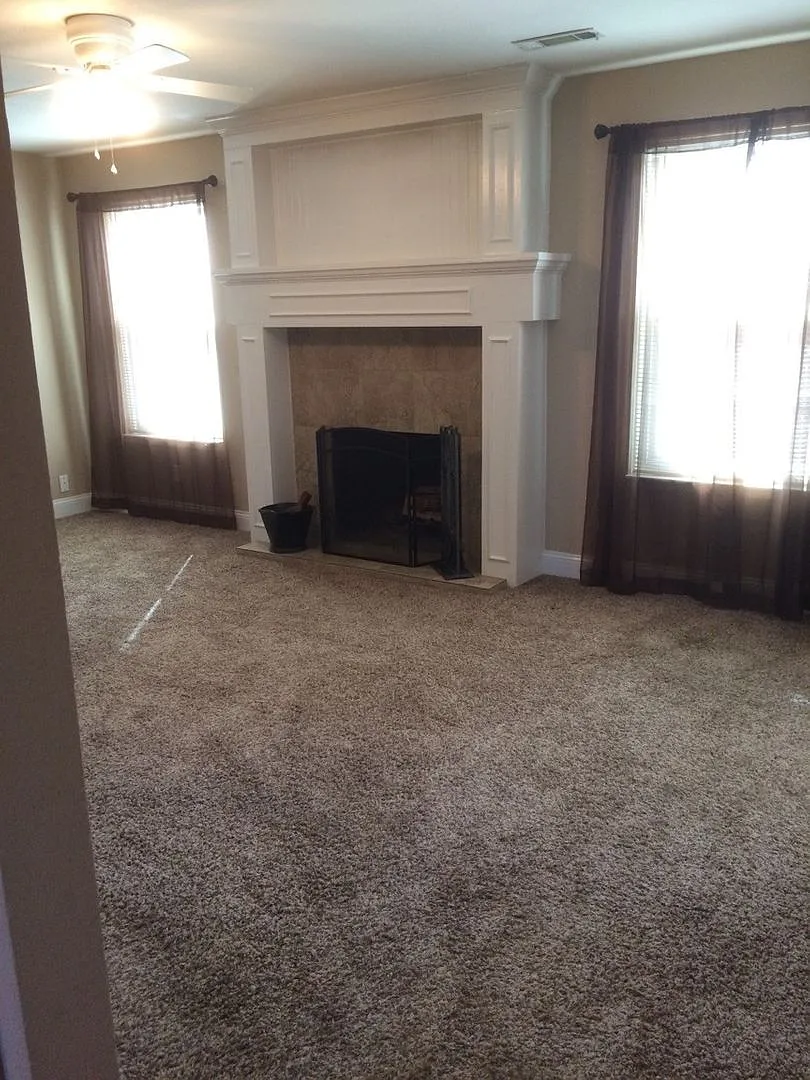 Huntington Condominiums upstairs, beautiful 2 br, 2 bth, wood burning fireplace — Photo 4