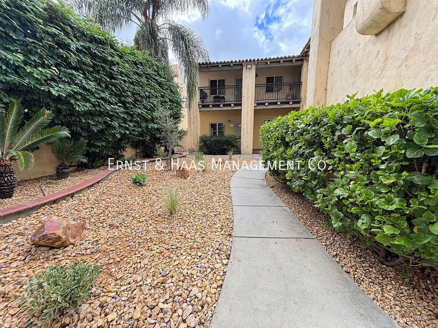 Beautiful 4-Bedroom, 2-Bathroom Apartment In Prime Long Beach!*1-Month Free Rent* — Photo 2