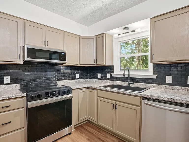 703 Pineview Ct — Photo 12