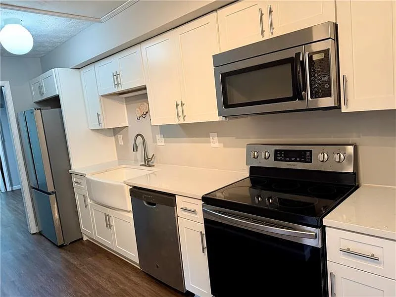 2 bed, 1.5 bath, 1328 sqft, $1,600 — Photo 3