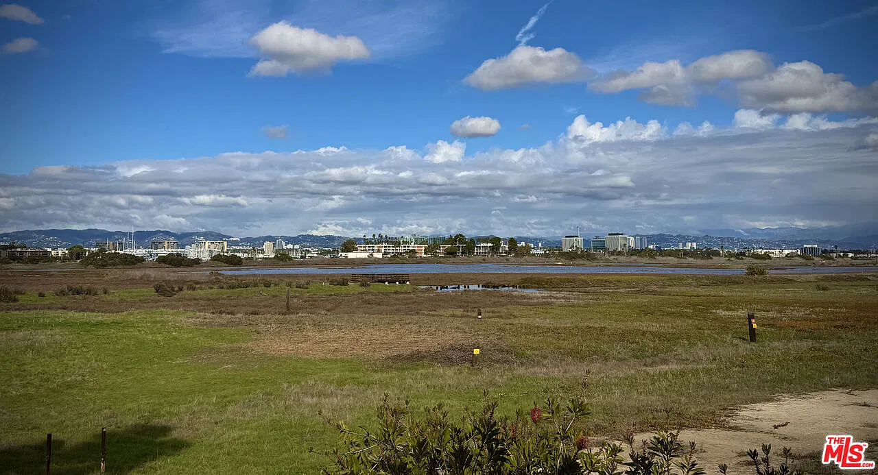 3 bed, 2.0 bath, 1600 sqft, $9,300 — Photo 3